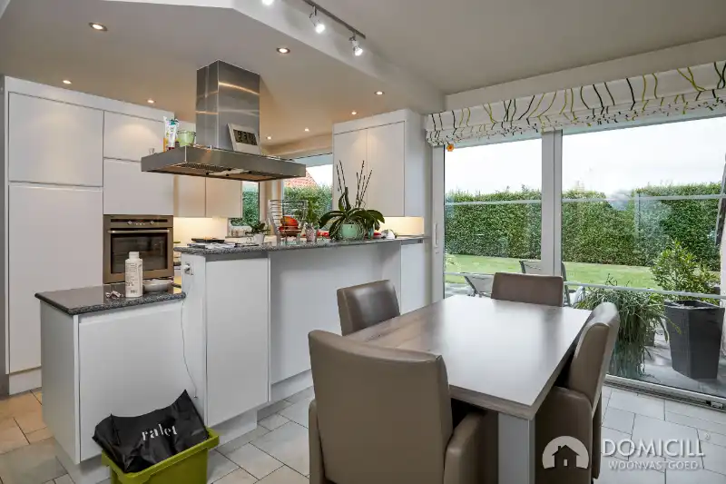 Roeselare : Recente mooie villa met zonnige tuin 3 à 4 slpks, dubbele garage en carport voor 3 wagens foto 5