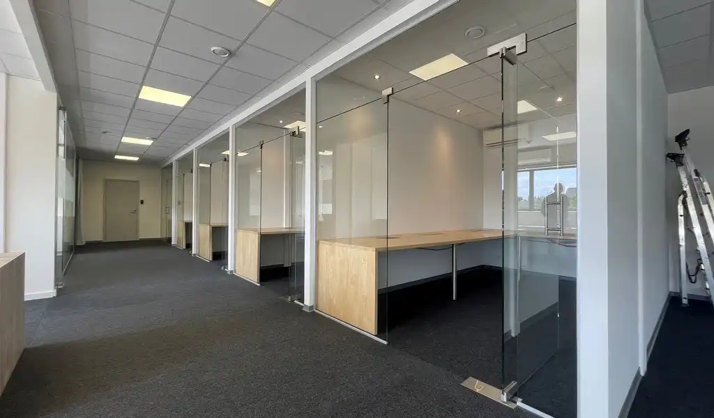 Gerenoveerde instapklare kantoren te huur aan station van Lint foto 4