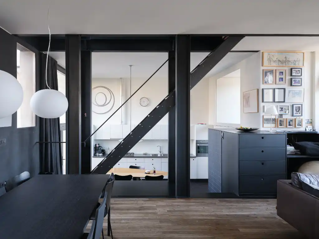 Een bijzondere woning die zich onderscheidt door haar architectuur, ruimtelijkheid en unieke tuin. foto 3