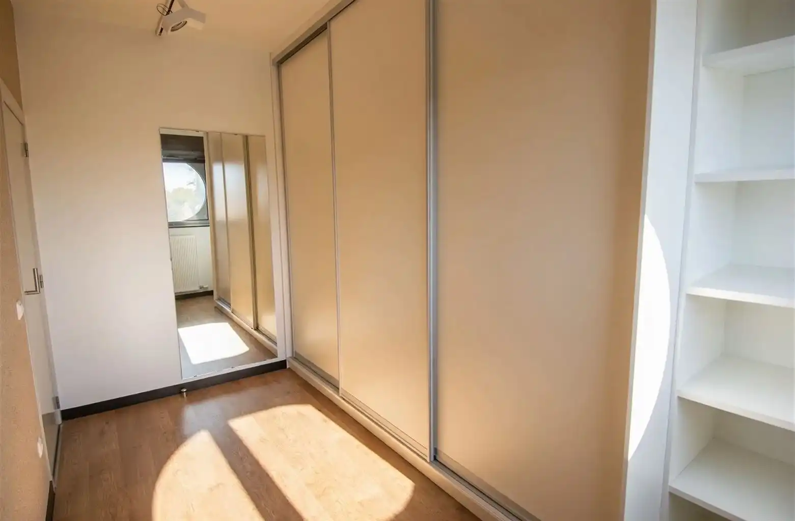 Prachtig appartement met 2 slaapkamers, terras en garagebox gelegen in Residentie Kloosterbempden, midden in het centrum van Maaseik. foto 9