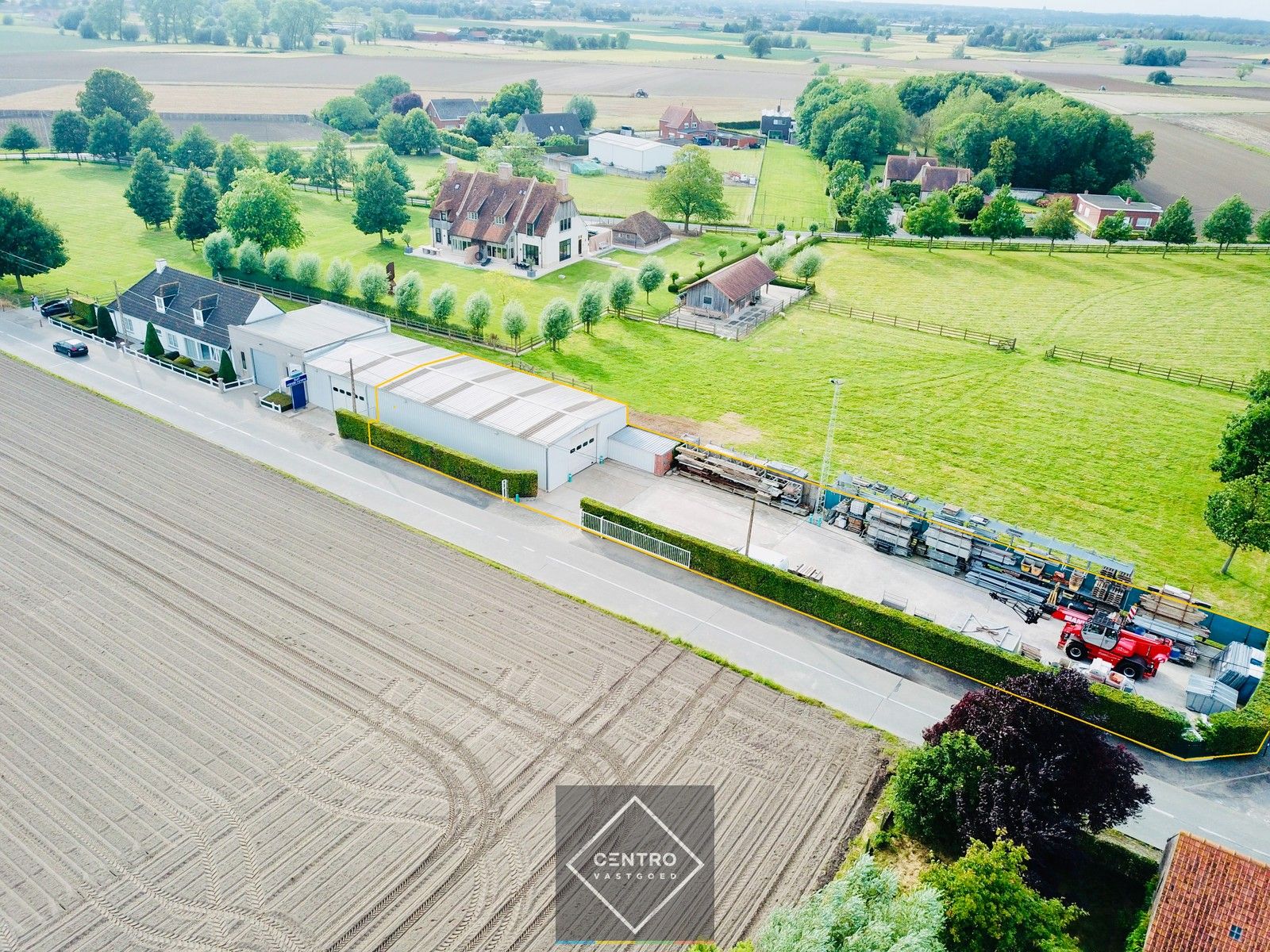 Instapklare MAGAZIJN (215m²), voorzien van een automatische sectionaalpoort en verharde en volledig omheinde KOER (600m²). Op slechts 2,8km van E403 (afrit Lichtervelde). foto 1