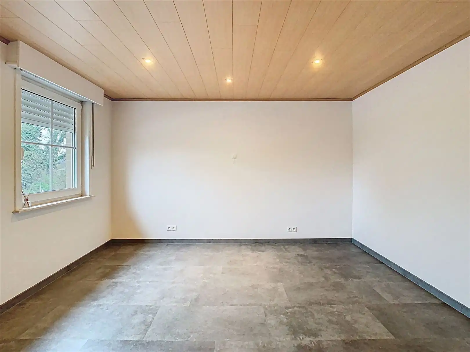 RUIME VILLA MET 4 SLPK EN MOOIE TUIN foto 14