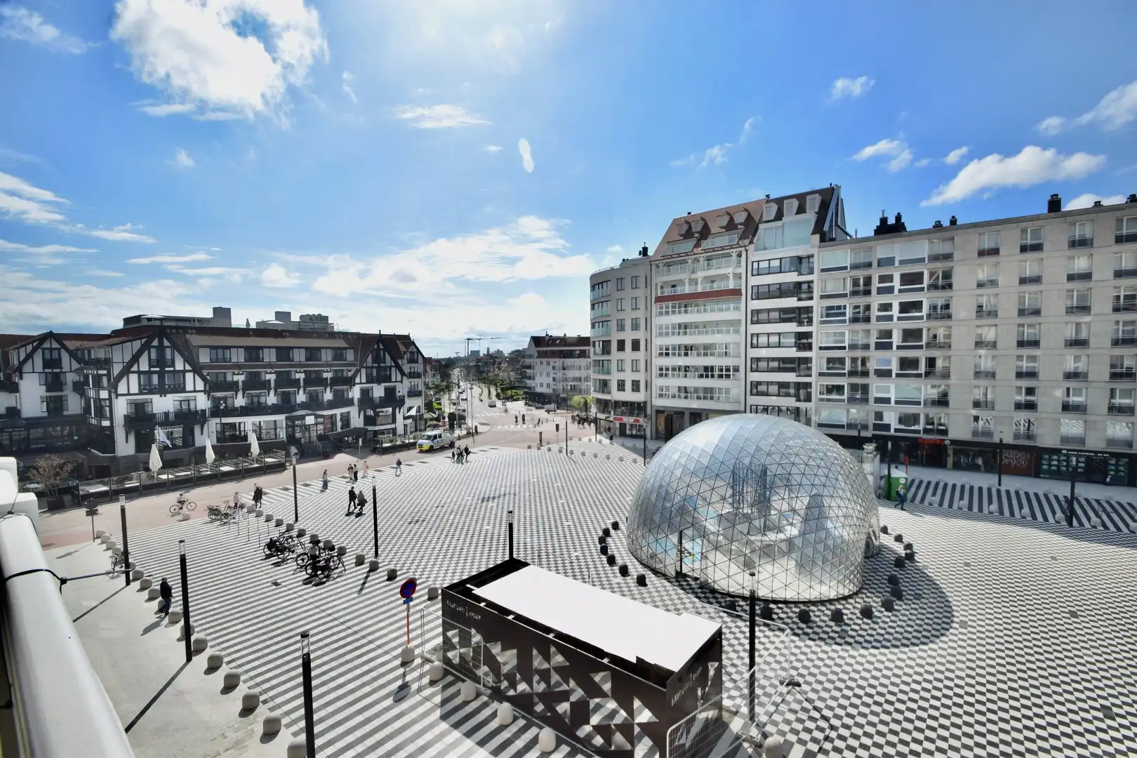 Ruime, afgesloten garagebox onder het Albertplein. foto {{pictureIndex}}