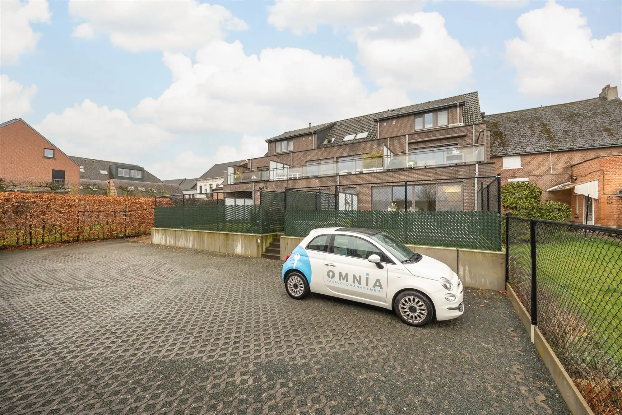 Instapklaar gelijkvloers appartement met tuin en carport foto 25