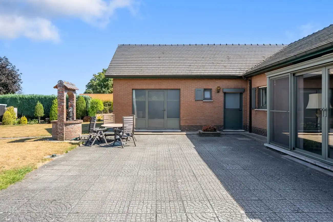 Degelijke te moderniseren open gelijkvloerse woning met inpandige garage én ruime afzonderlijke garage en een grote zonnige tuin in het centrum van Doorslaar! foto 21