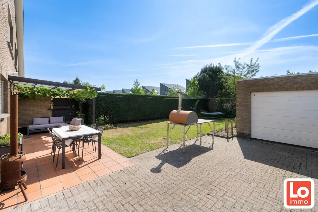 Instapklare halfopen woning met afzonderlijke garage op toplocatie in hartje Lochristi! foto 12