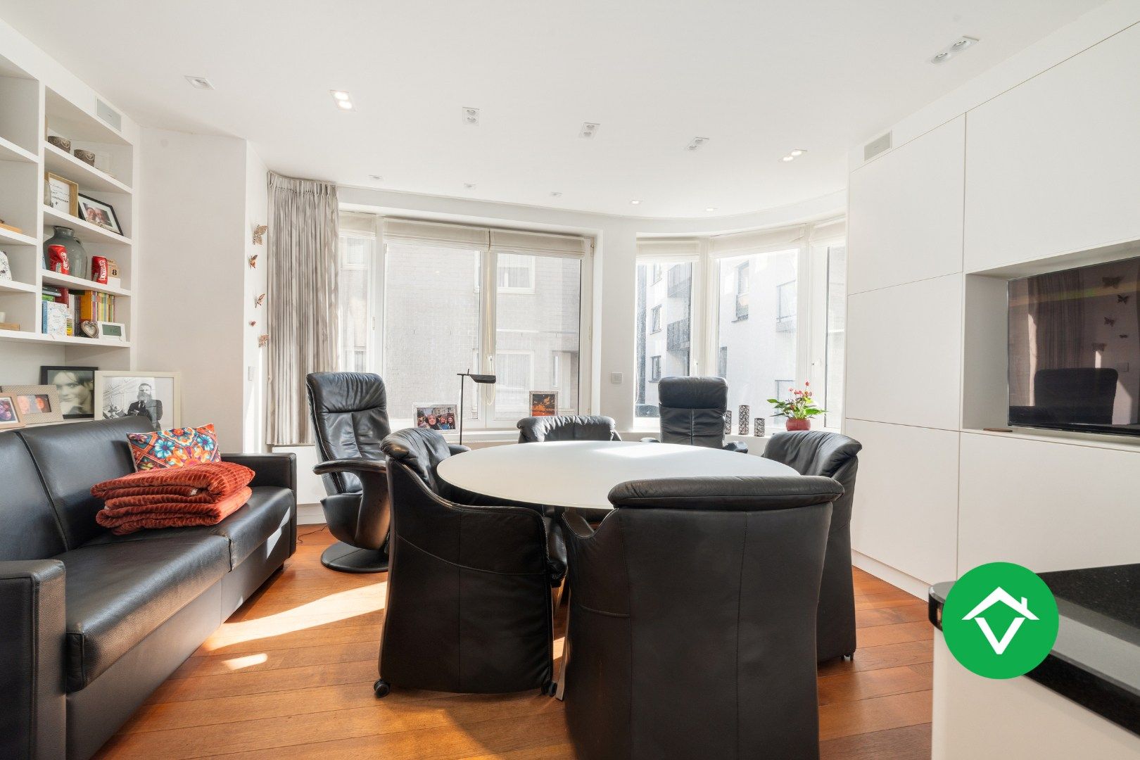 Instapklaar bemeubeld hoekappartement met 2 slaapkamers te koop in Oostende foto 6