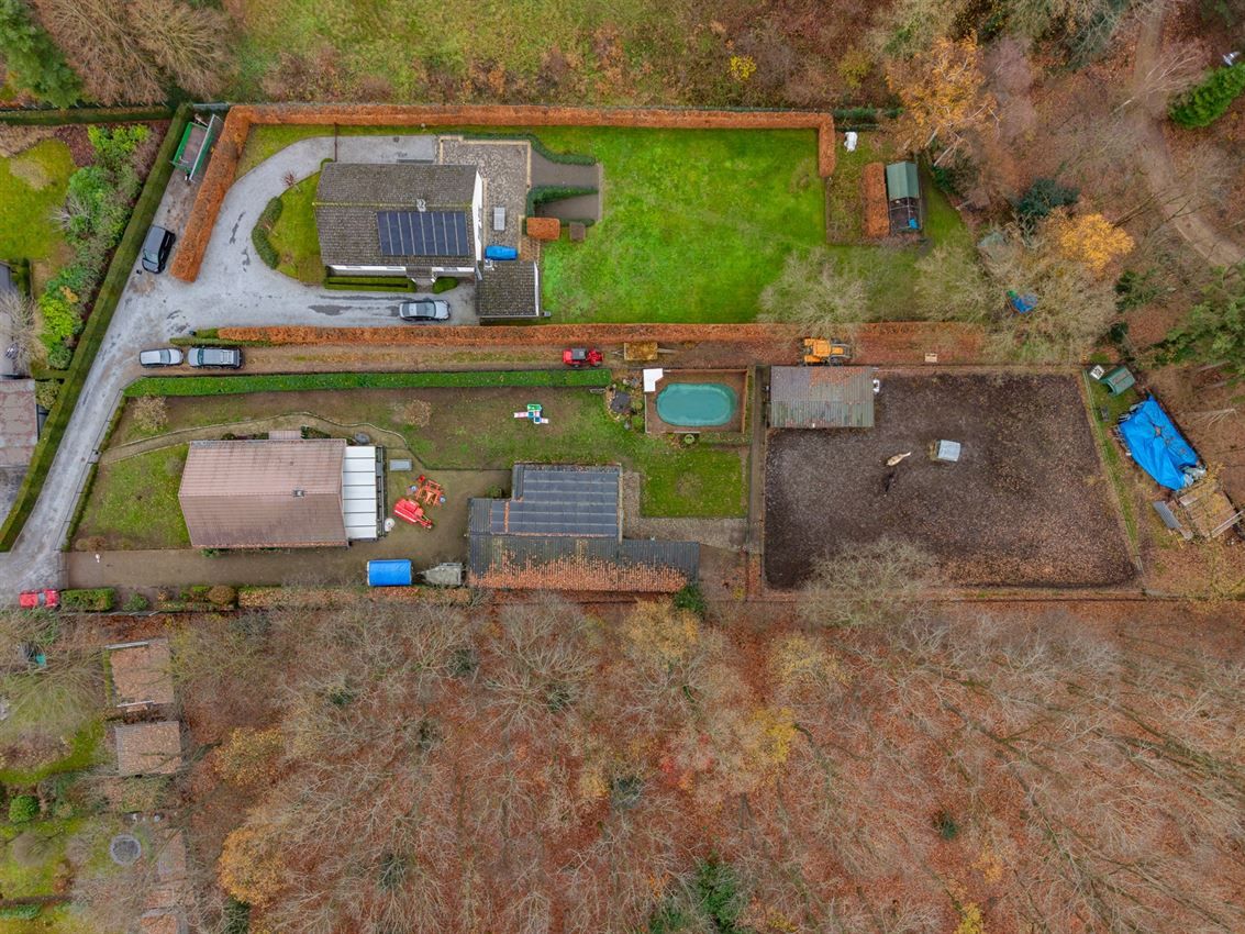 Rustig gelegen woning met weiland en stallen foto 3