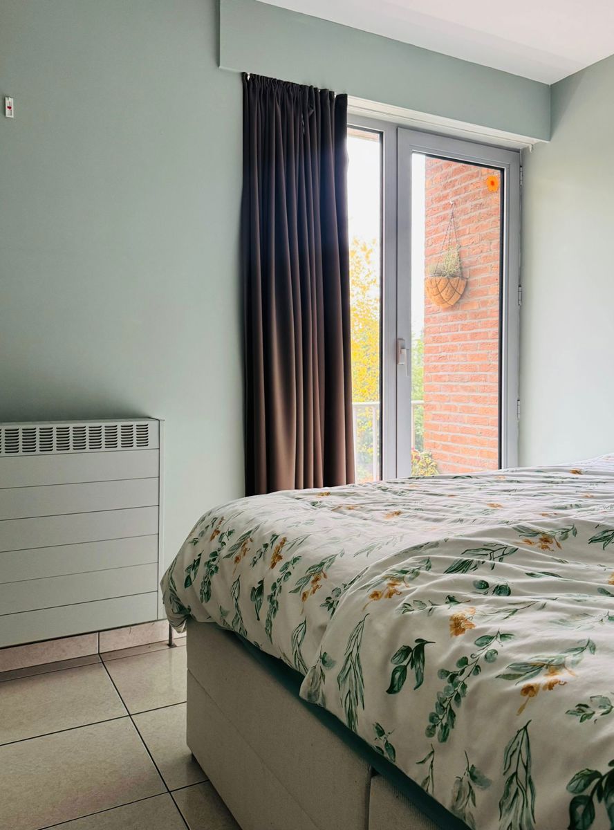 Gelijkvloers 3 slaapkamer appartement met grote garage. foto 8