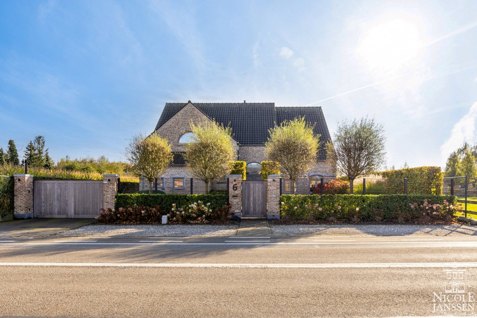 Instapklaar landhuis met vier slaapkamers, zwembad en vrijstaand bijgebouw foto {{pictureIndex}}