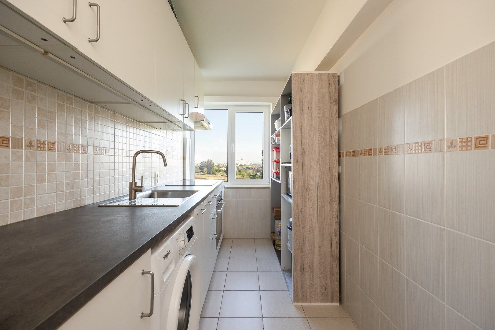 Volledig gerenoveerd 2-slaapkamer appartement (7v) met terras! foto 5