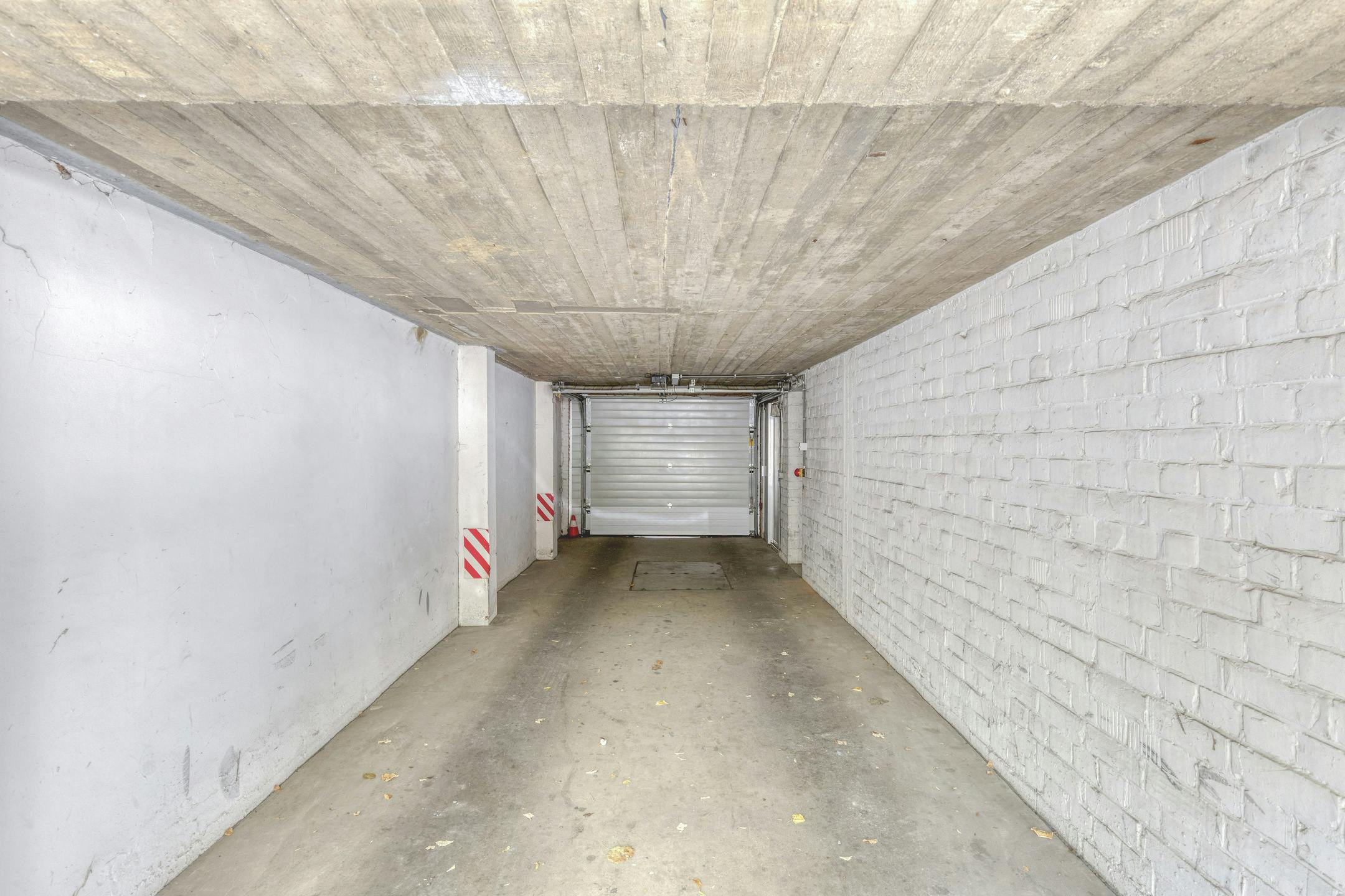 Op te frissen appartement met terras te koop in Berchem foto 13