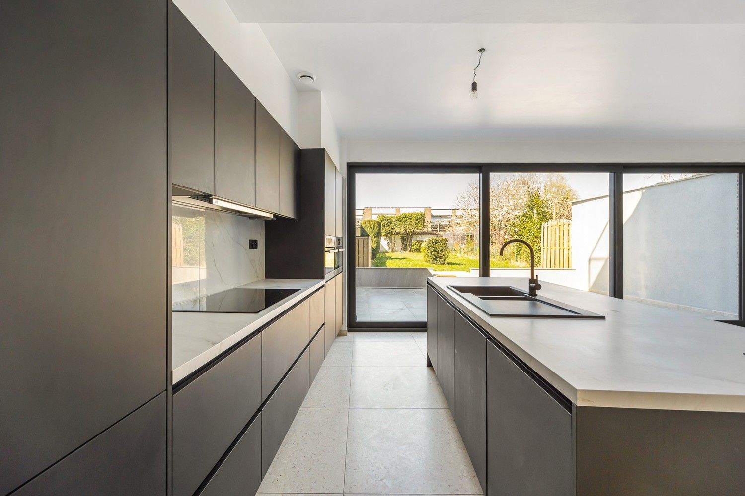 Modern gelijkvloers appartement met een zeer grote tuin (±200m²)  in hartje Sint-Niklaas! foto {{pictureIndex}}