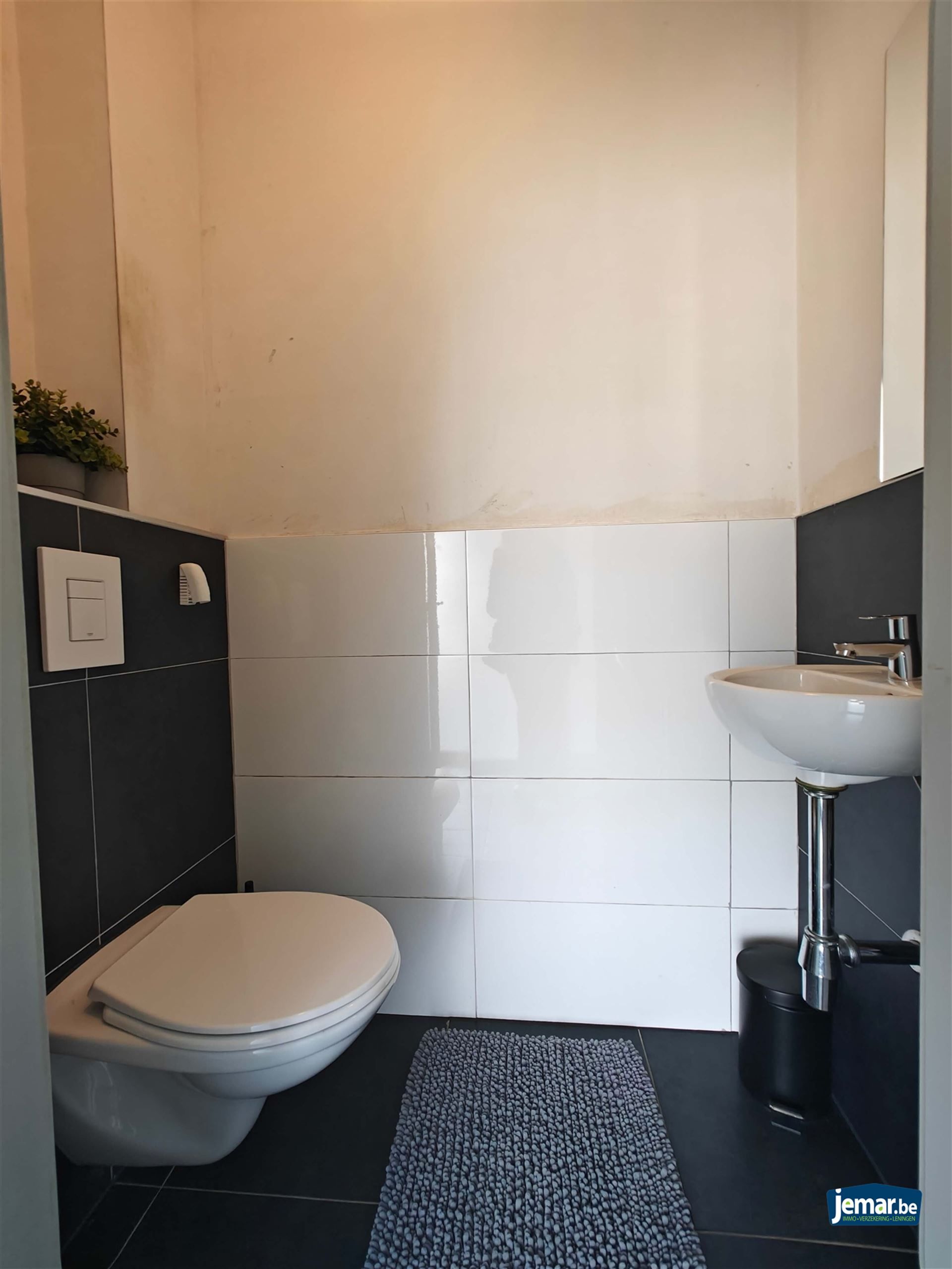 Woning met 5 slaapkamers, 2 badkamers en een grote garage foto 9