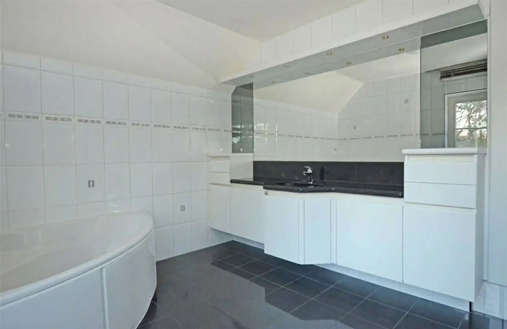 Tijdloze residentiële villa in doodlopende straat foto 16