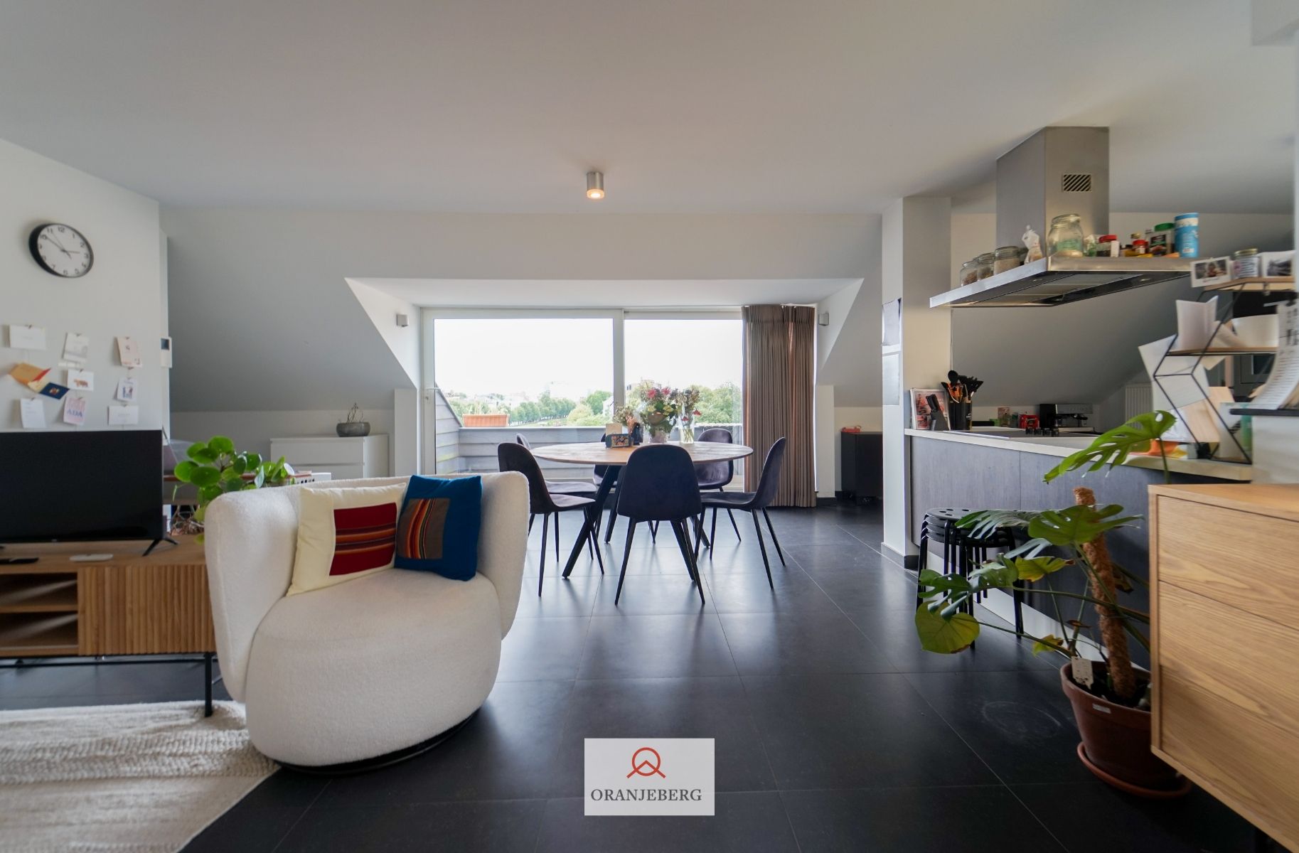 Centraal gelegen 2 slaapkamer-appartement met zicht op de Coupure! foto 3