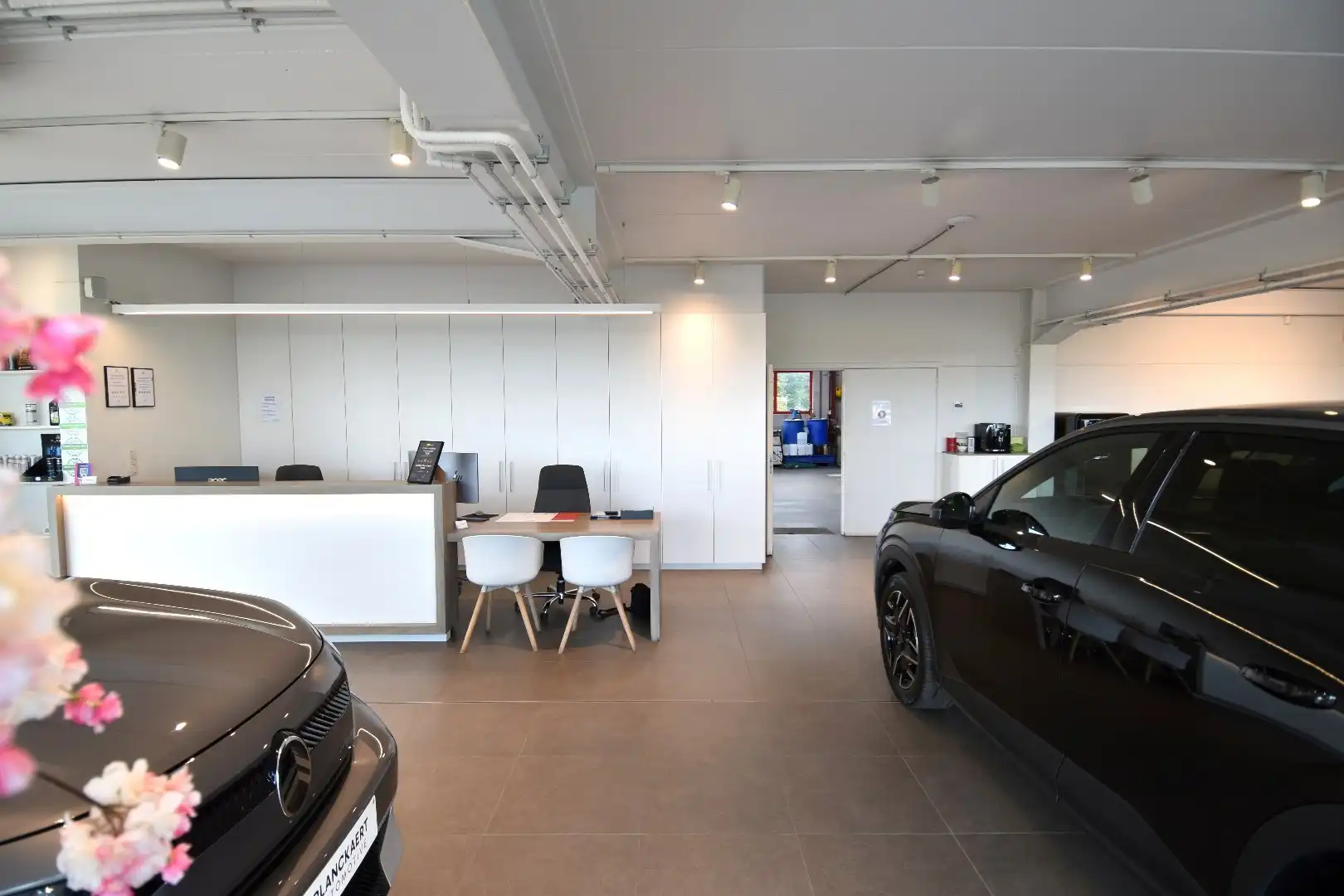 Commercieel pand met showroom, atelier, parking én bovenliggend appartement te koop in Bellegem foto 8