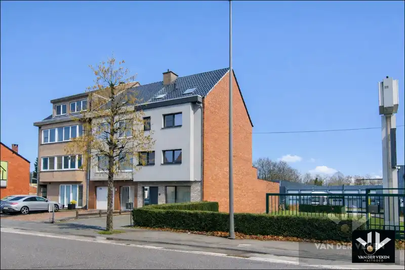Voll gerenoveerde woning met 5 slpk 3 badk foto 23