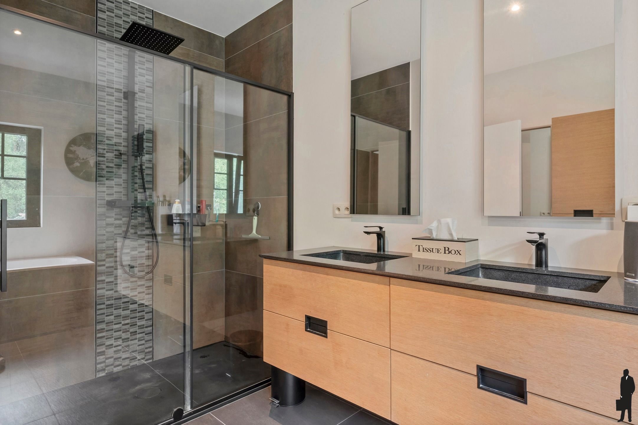 Volledige gerenoveerde villa te koop foto 27