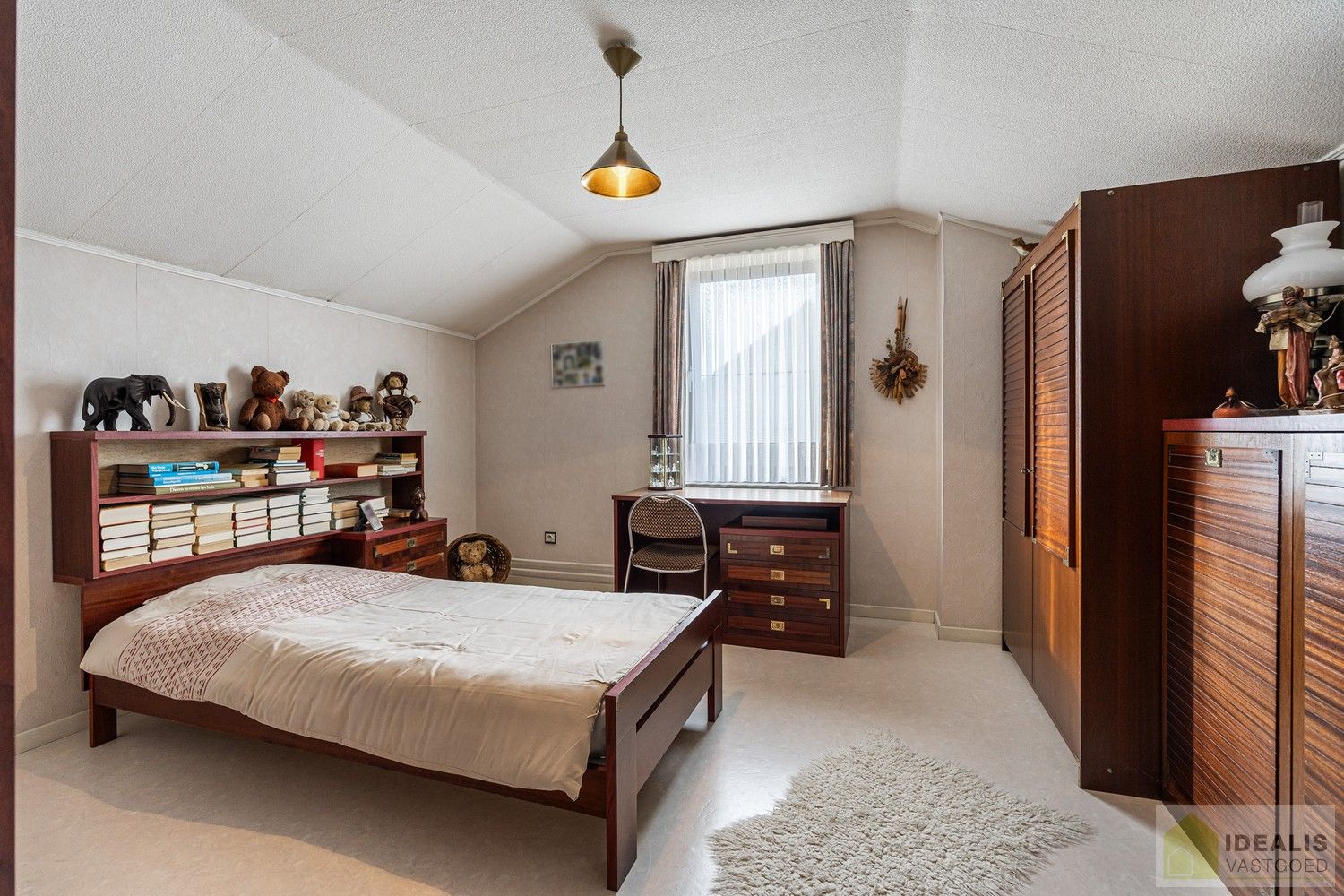 IDEALIS VASTGOED – PERFECT ONDERHOUDEN, INSTAPKLARE WONING +- 175M², MET MAAR LIEFST 4 SLAAPKAMERS, HEERLIJK LICHTRIJKE WOONKAMER EN DUBBELE GARAGE OP EEN PRACHTIG GROEN EN RUIM PERCEEL VAN 18A 43CA. foto 23