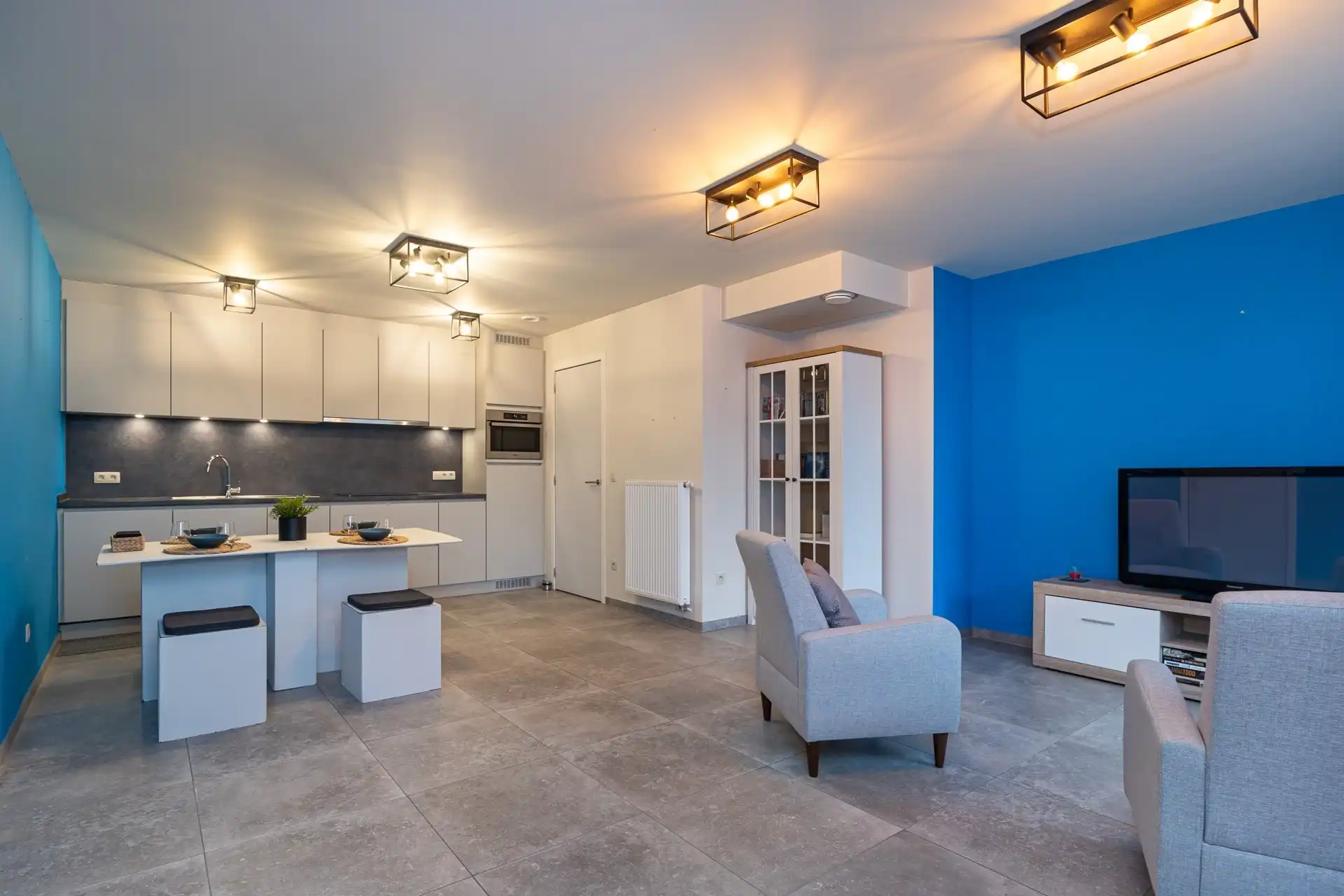 Uitstekend gelegen gelijkvloers appartement met 1 slaapkamer en carport (62m²) foto {{pictureIndex}}