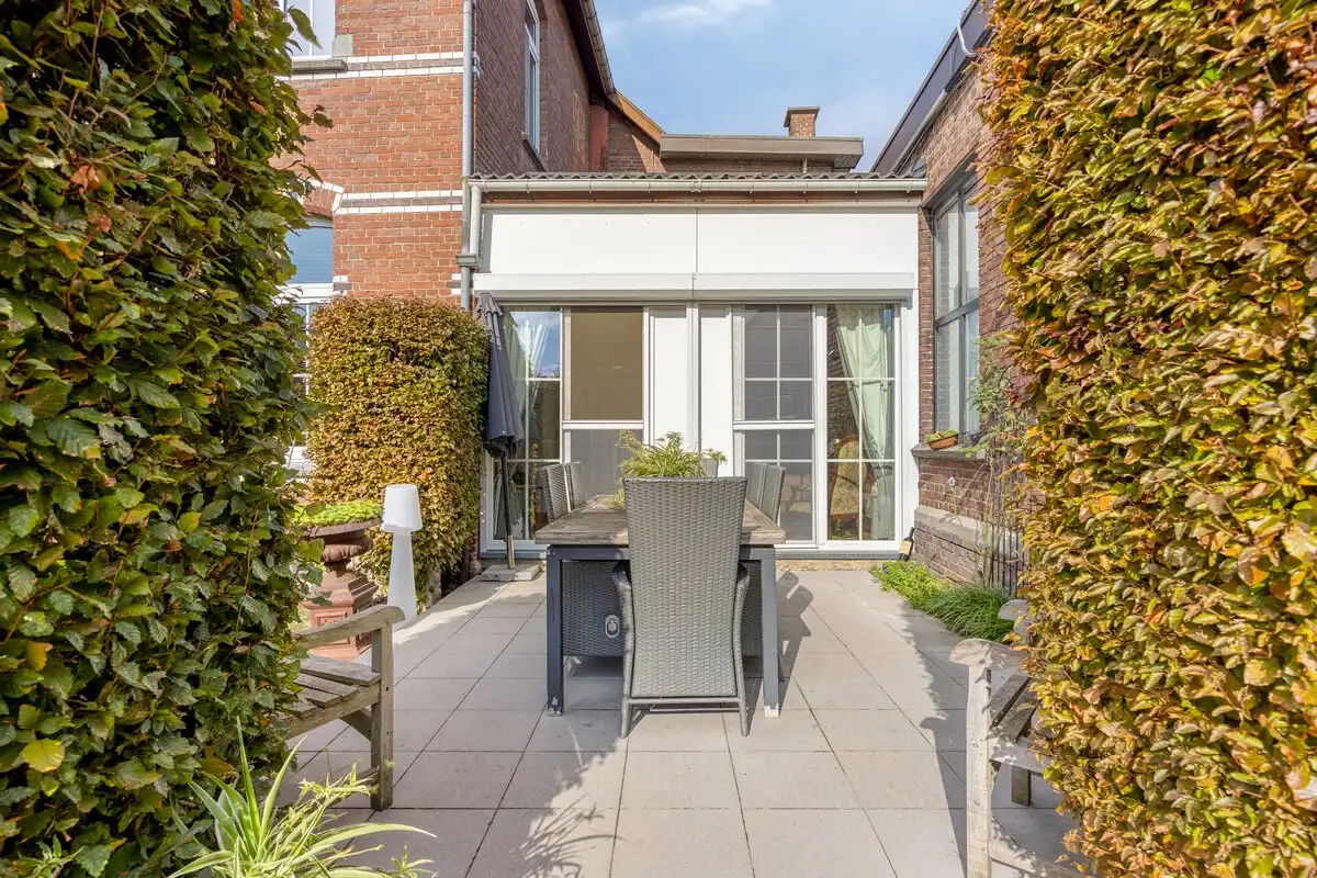 Karaktervol hoekpand met woning en appartement in Riemst foto 21