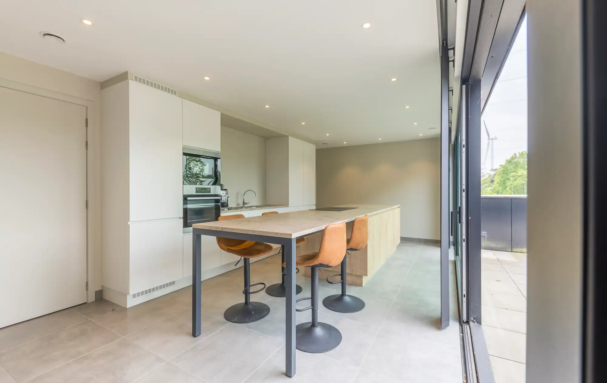 TE HUUR: Recent en hoogwaardig afgewerkt bedrijfs-/kantoorgebouw met showroom, magazijn en ruime parking foto 13