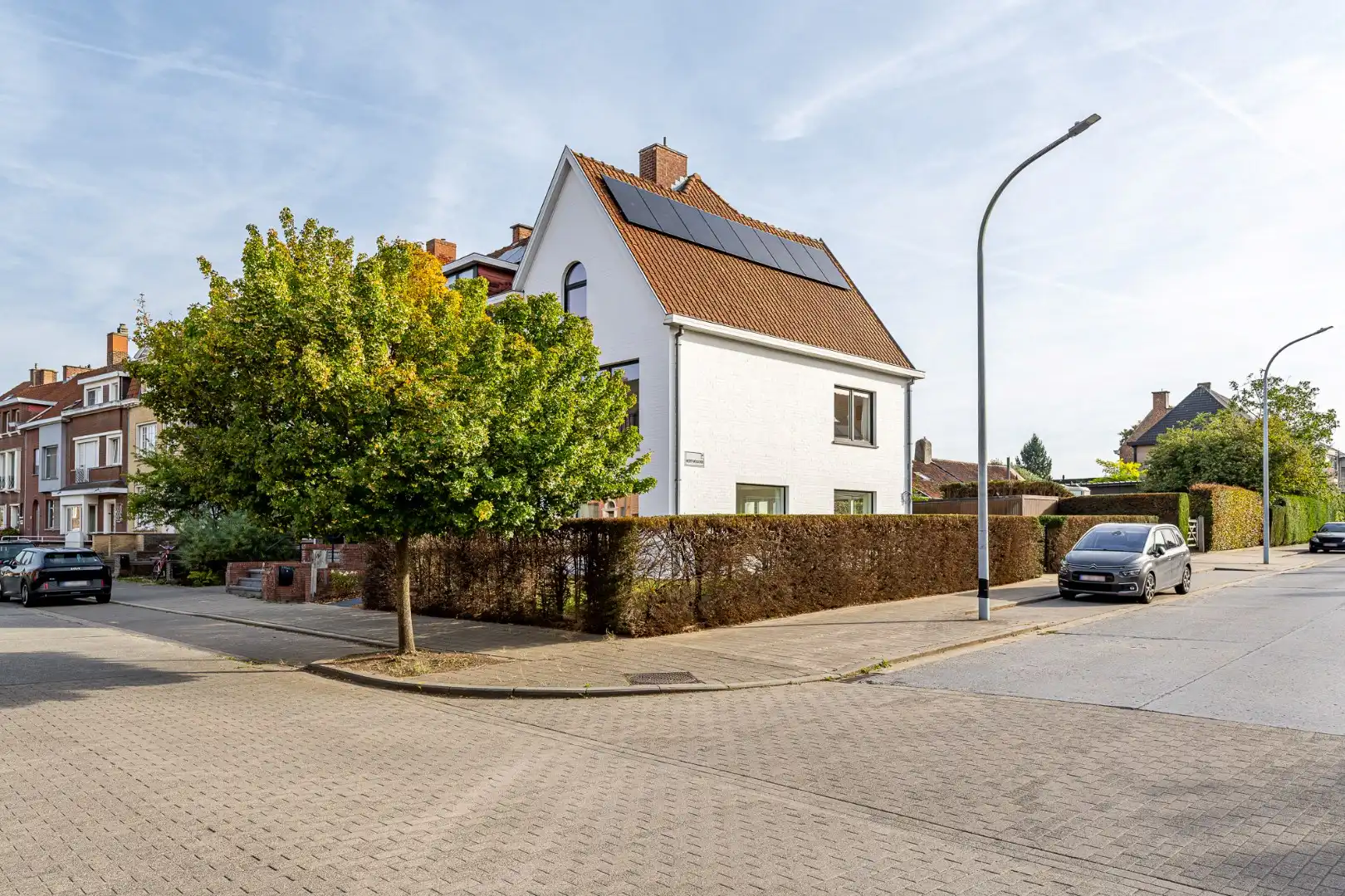 Instapklare halfopen woning met 3 slaapkamers, zonnige tuin en garage in Kortrijk-centrum foto 2