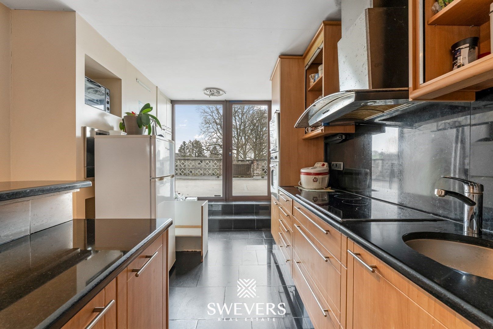 Instapklaar opbrengsteigendom met handelspand en 2 appartementen in Zonhoven foto 4
