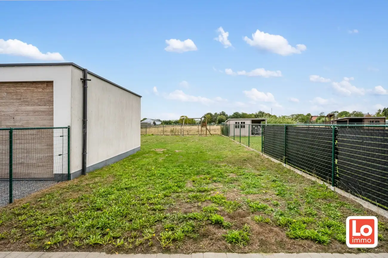 VERKOCHT! Moderne en instapklare halfopen woning met afzonderlijke garage in Lochristi! foto 15