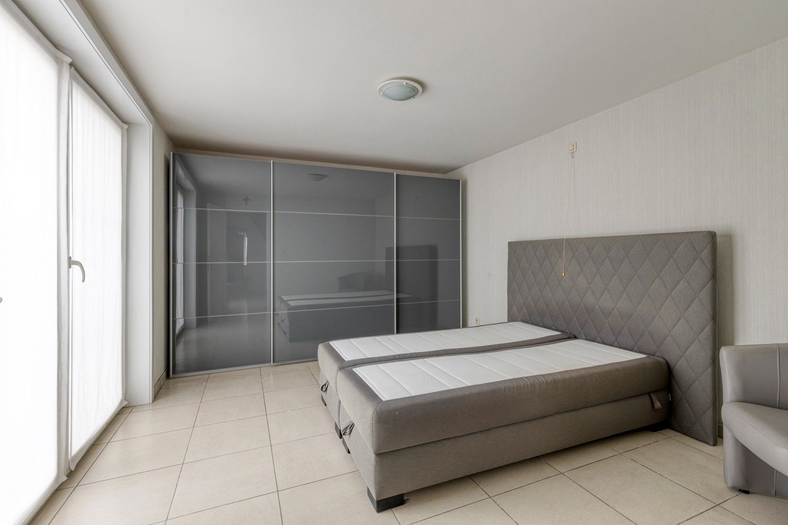 Te renoveren halfopen bebouwing met ruime garage en tuin op 691 m² foto 8