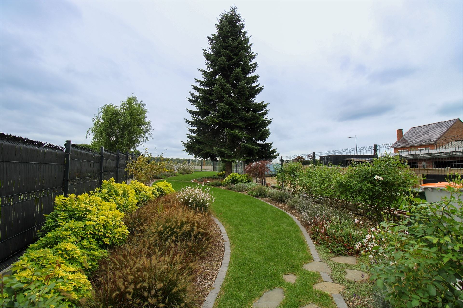 Grotestraat 332/2 – genieten van comfort, sauna, ruime inpandige garage, prachtig aangelegde tuin en een uniek uitzicht over de Maas! foto 26