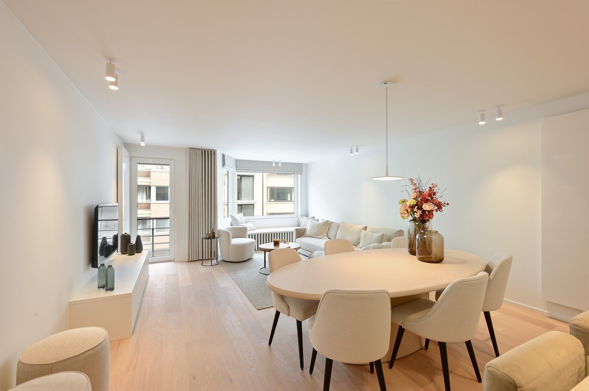 Toprenovatie met 3 slaapkamers en zijdelings zeezicht foto {{pictureIndex}}