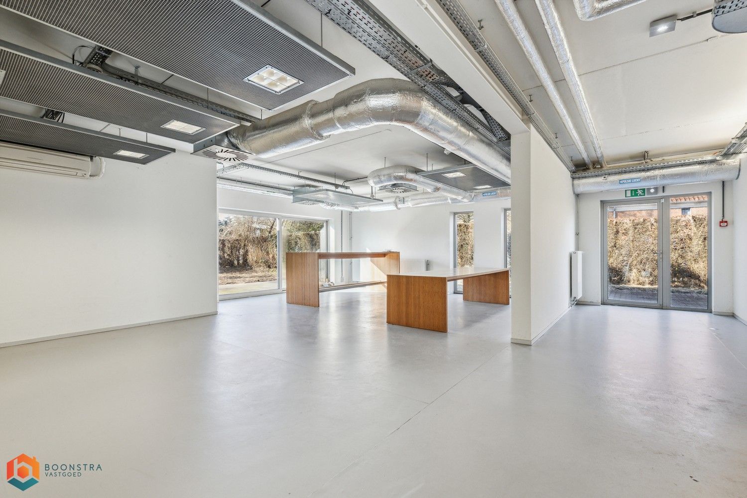 Veelzijdig kantoorgebouw met ruime parking op 2433 m² foto 8