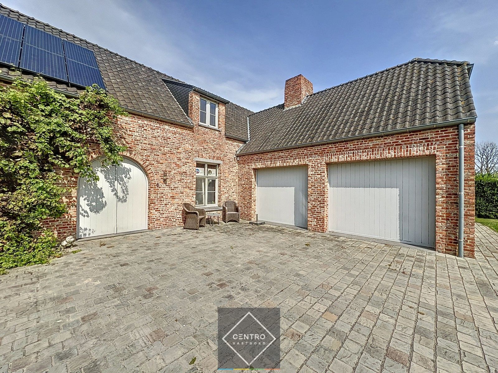 Prachtige LANDELIJKE VILLA in pastorijstijl (EPC-score B) met zwembad en weide achteraan op een perceel van 2.730m² te IZEGEM ! foto 7