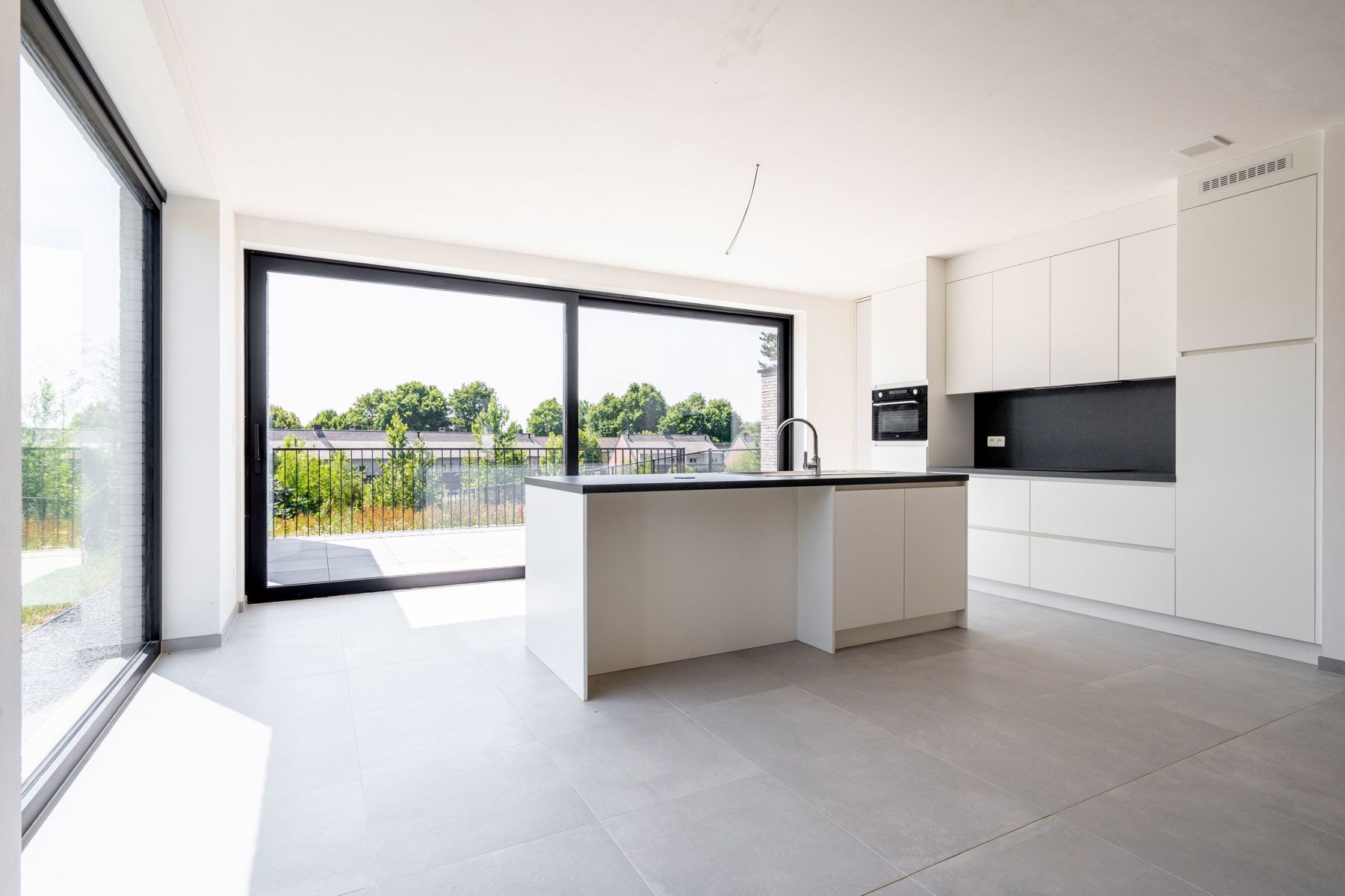 Prachtige nieuwbouwwoning in heel rustige straat te koop! foto 6