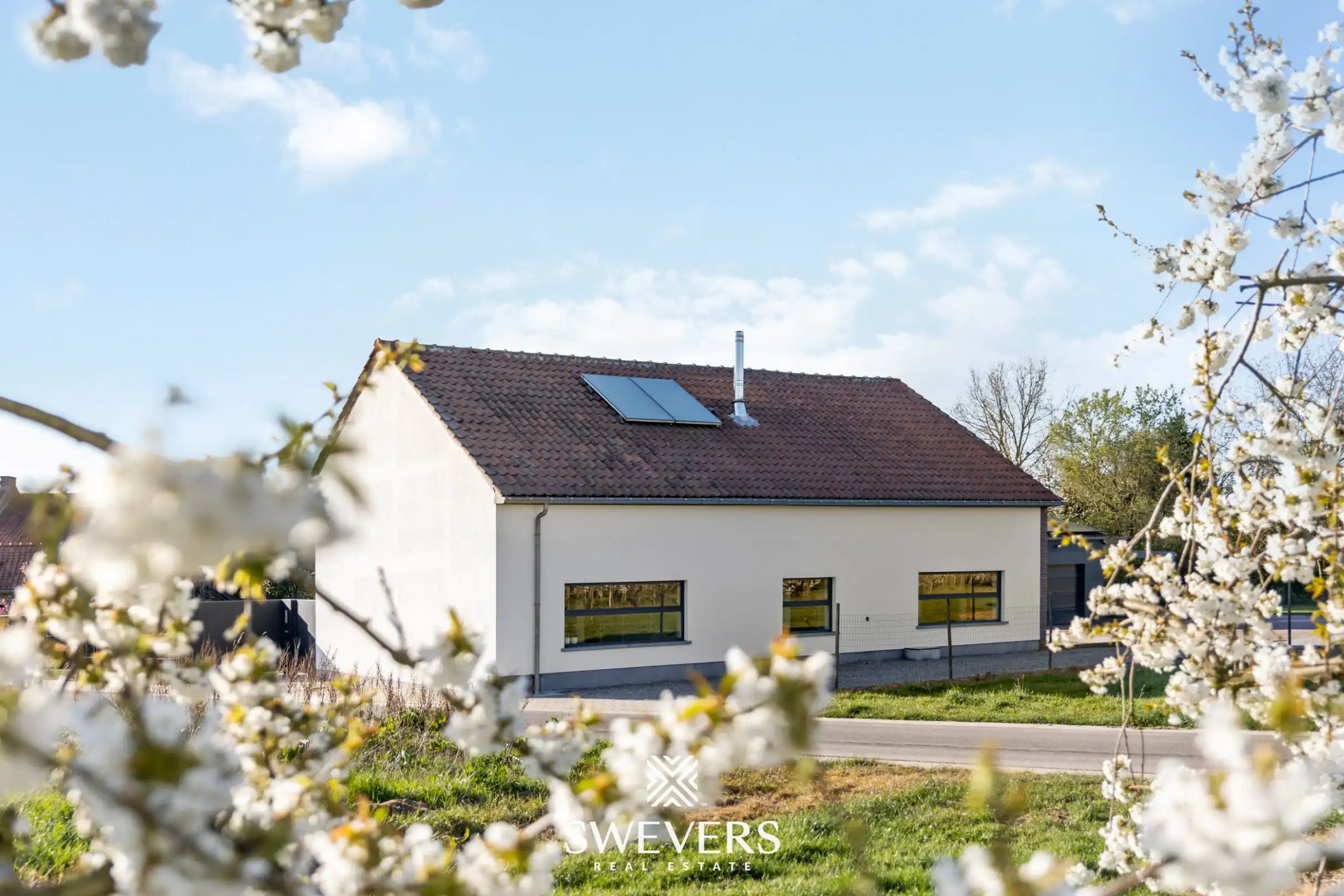 Instapklare open bebouwing met ruime tuin en prachtig uitzicht tussen de boomgaarden in Gingelom foto 2