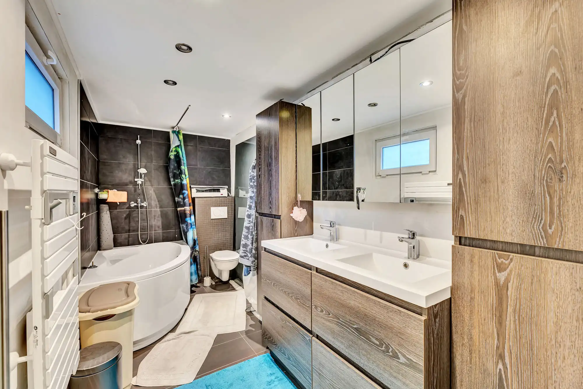 Gesloten bebouwing met 4 slaapkamers en tuin foto 9