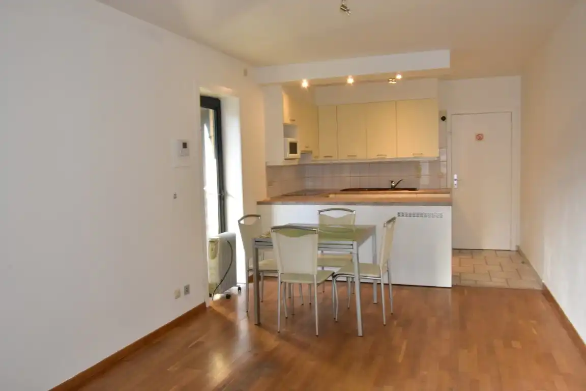 Centraal gelegen appartement met 2 slaapkamers foto 3