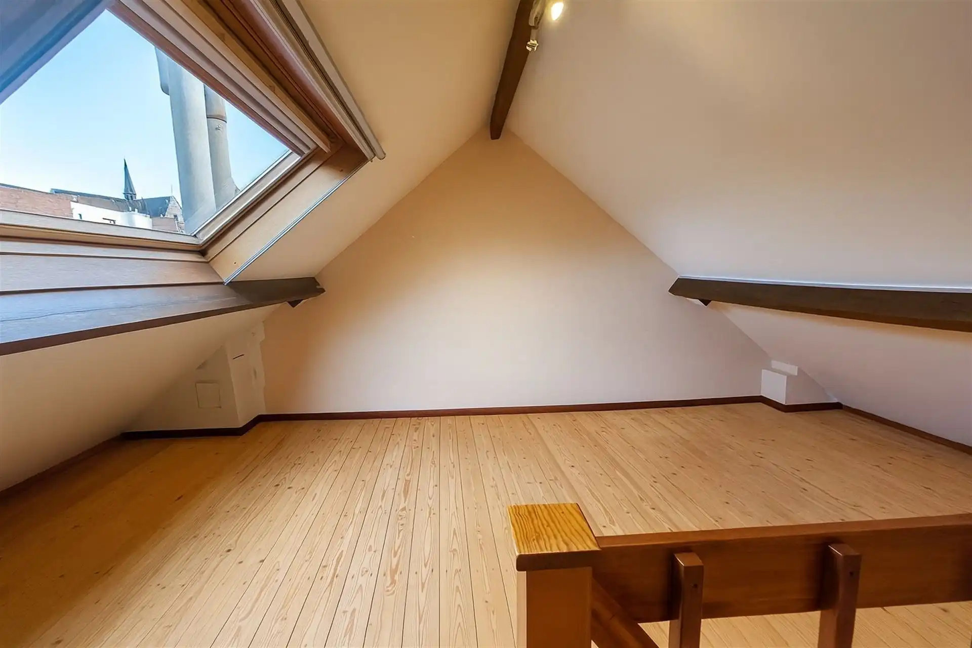Centraal gelegen stadswoning met 2 slaapkamers, garage en terras foto 10