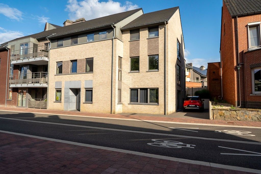 GUNSTIG GELEGEN 2 SLAAPKAMER APPARTEMENT 94 M² MET ONDERGRONDSE AUTOSTANDPLAATS EN KELDERBERGING IN HET CENTRUM VAN ZOLDER foto {{pictureIndex}}