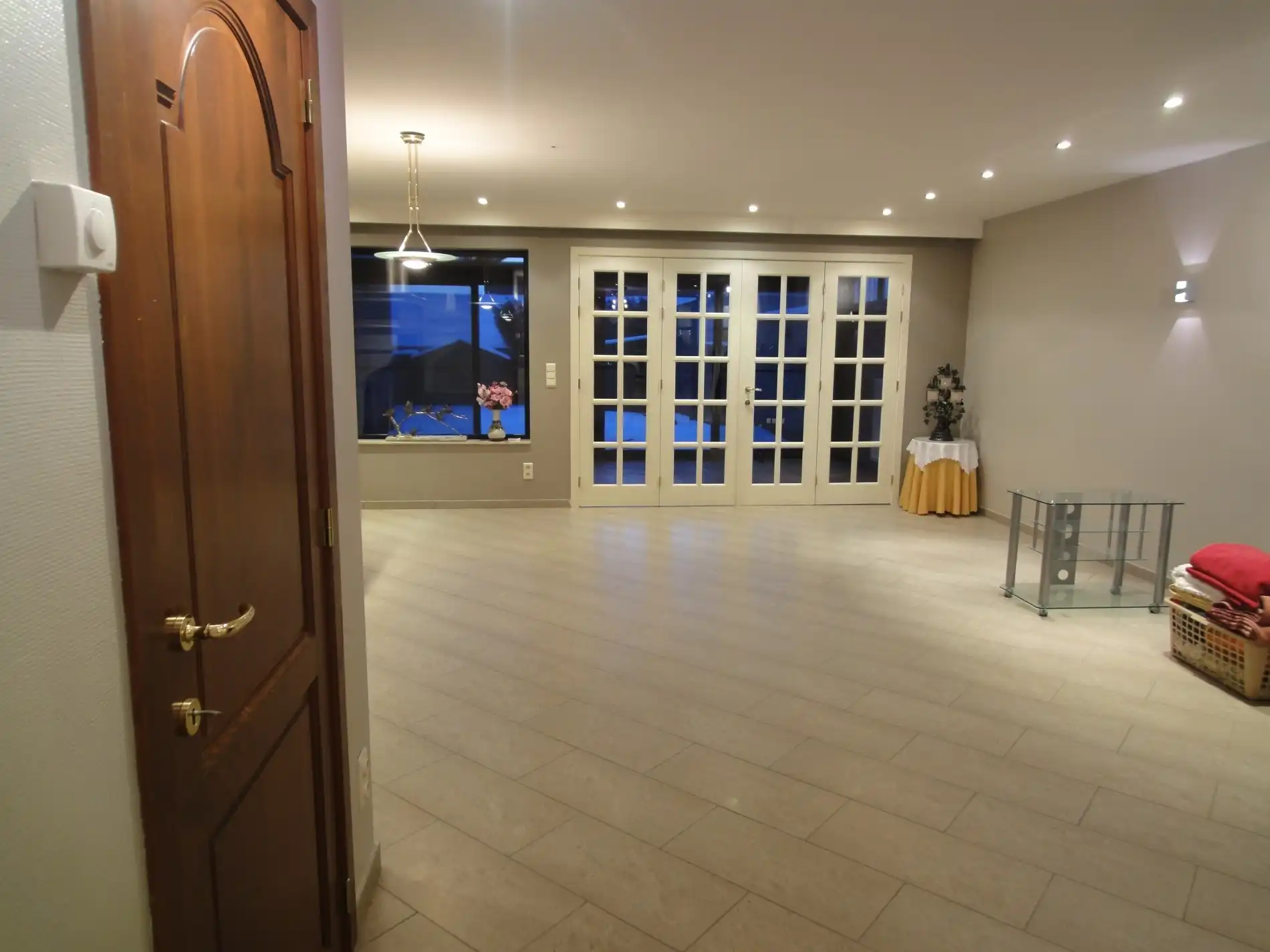 GELIJKVLOERS APPARTEMENT MET TUIN & GARAGE foto 2