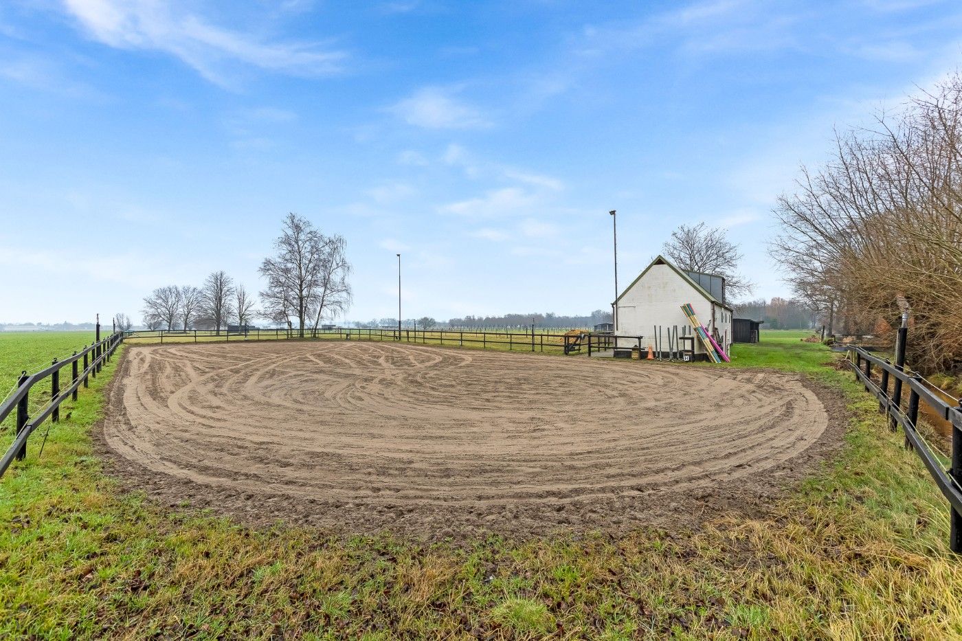 Mooi stuk weiland met 4 paardenstallen en rijpiste van 9840m² te koop in Hoevenen foto 2