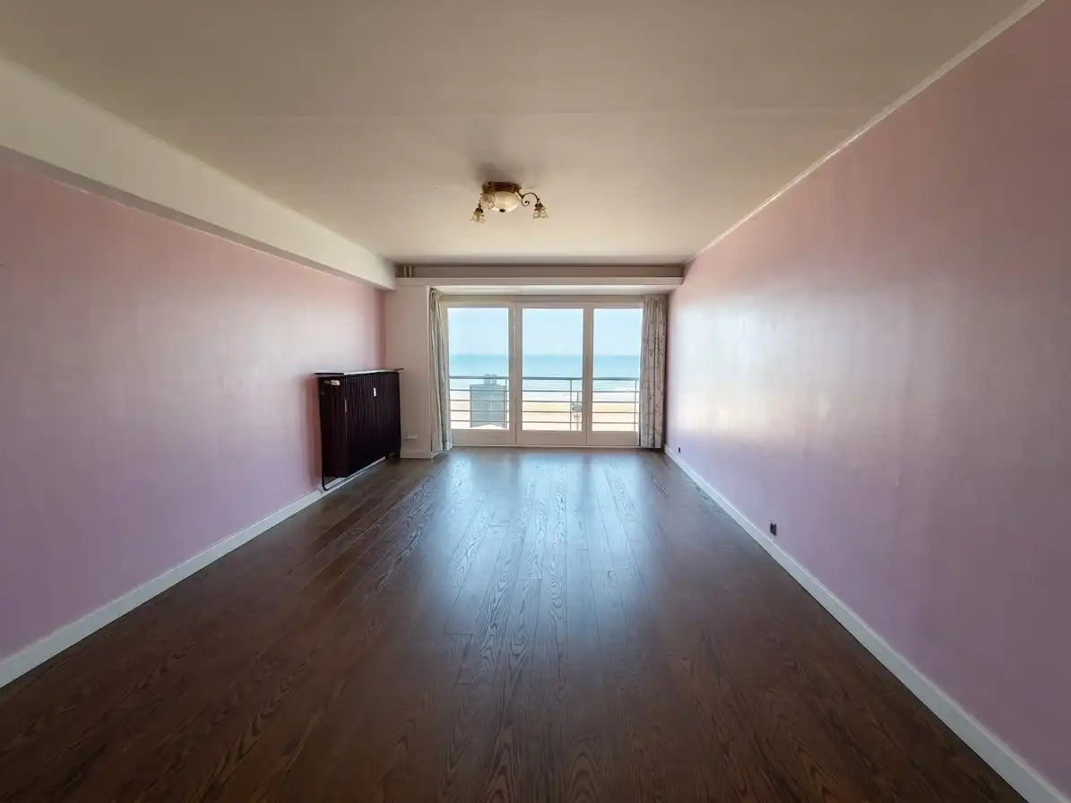 Lichtrijk appartement met panoramisch zeezicht aan de kust foto {{pictureIndex}}