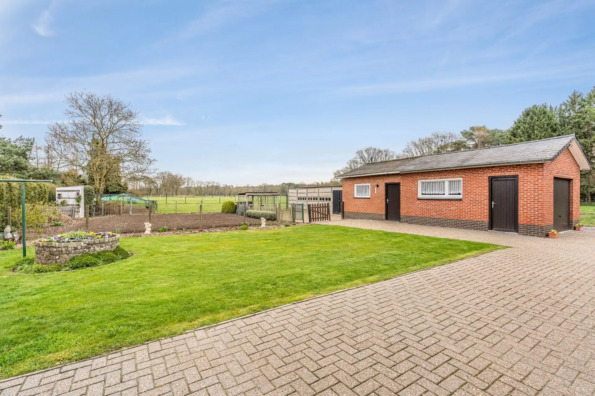 Vrijstaande eengezinswoning met bijhorende gronden foto 7