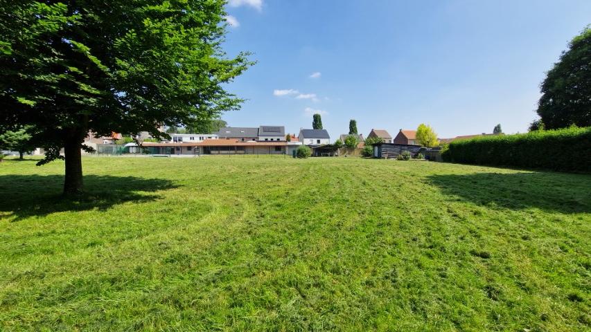 Gerenoveerde EENGEZINSWONING met 5 slaapkmers, garages en grote leefruimten op 72 are foto {{pictureIndex}}