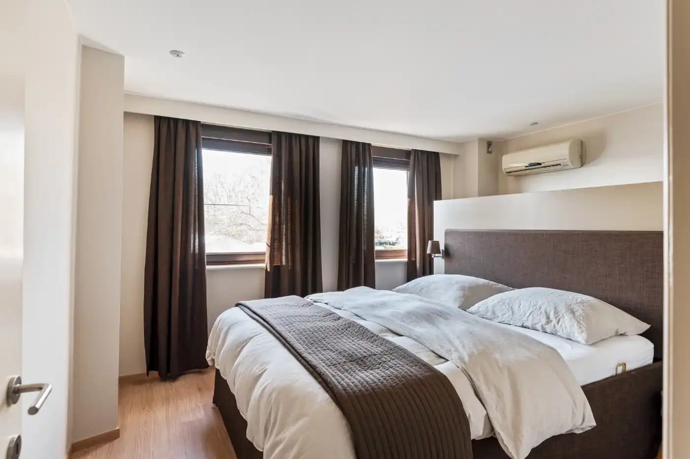 Ruime woning met commerciële ruimte, 2 slpk. en tuin foto 16