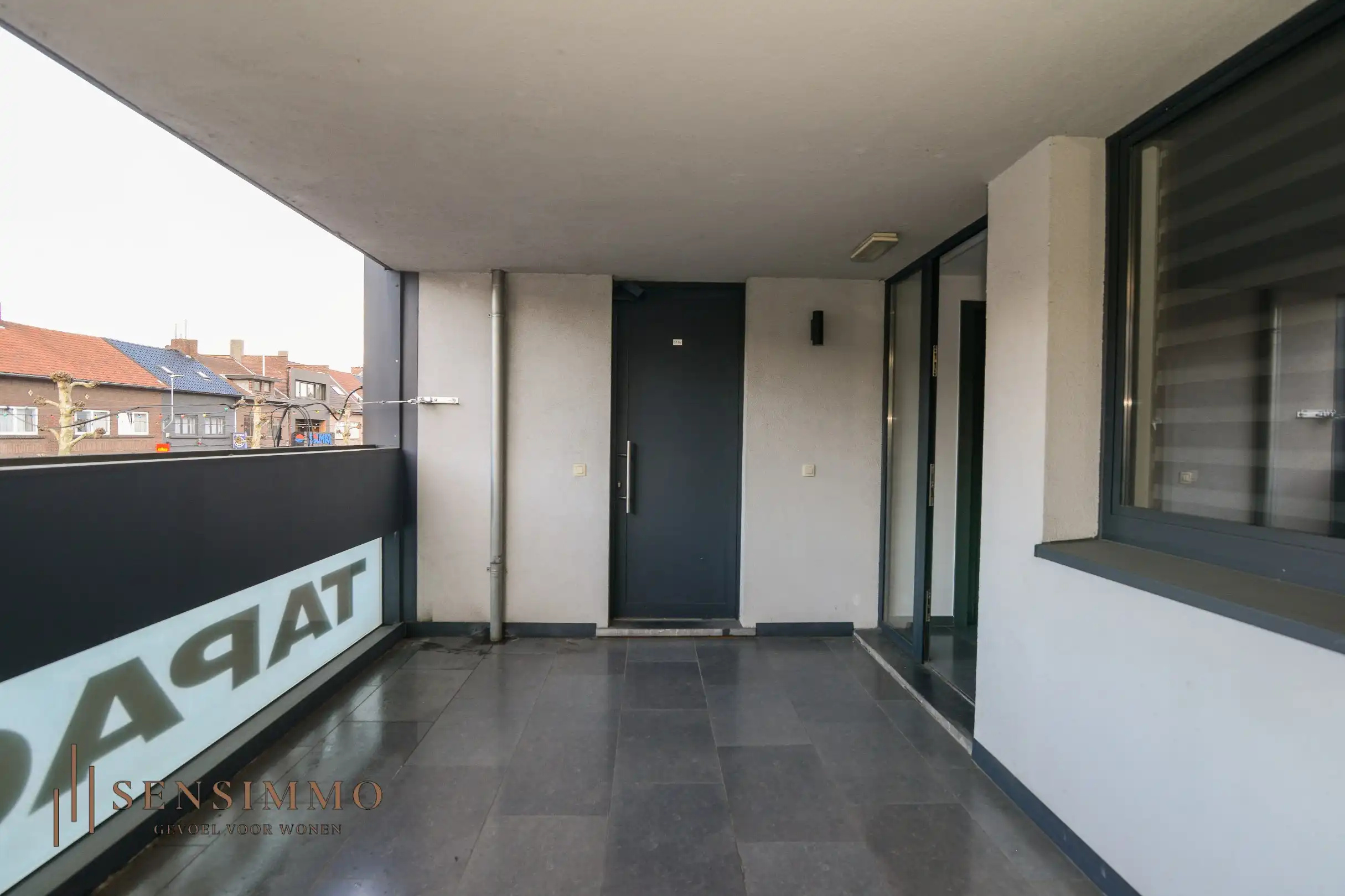 Instapklaar 2-slaapkamerappartement met dubbele terrassen en garagebox in hartje Eisden foto 3