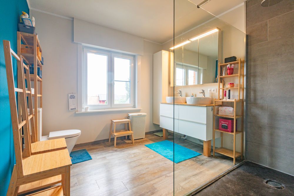 Halfopen woning met tuin, garage en pergola foto 16