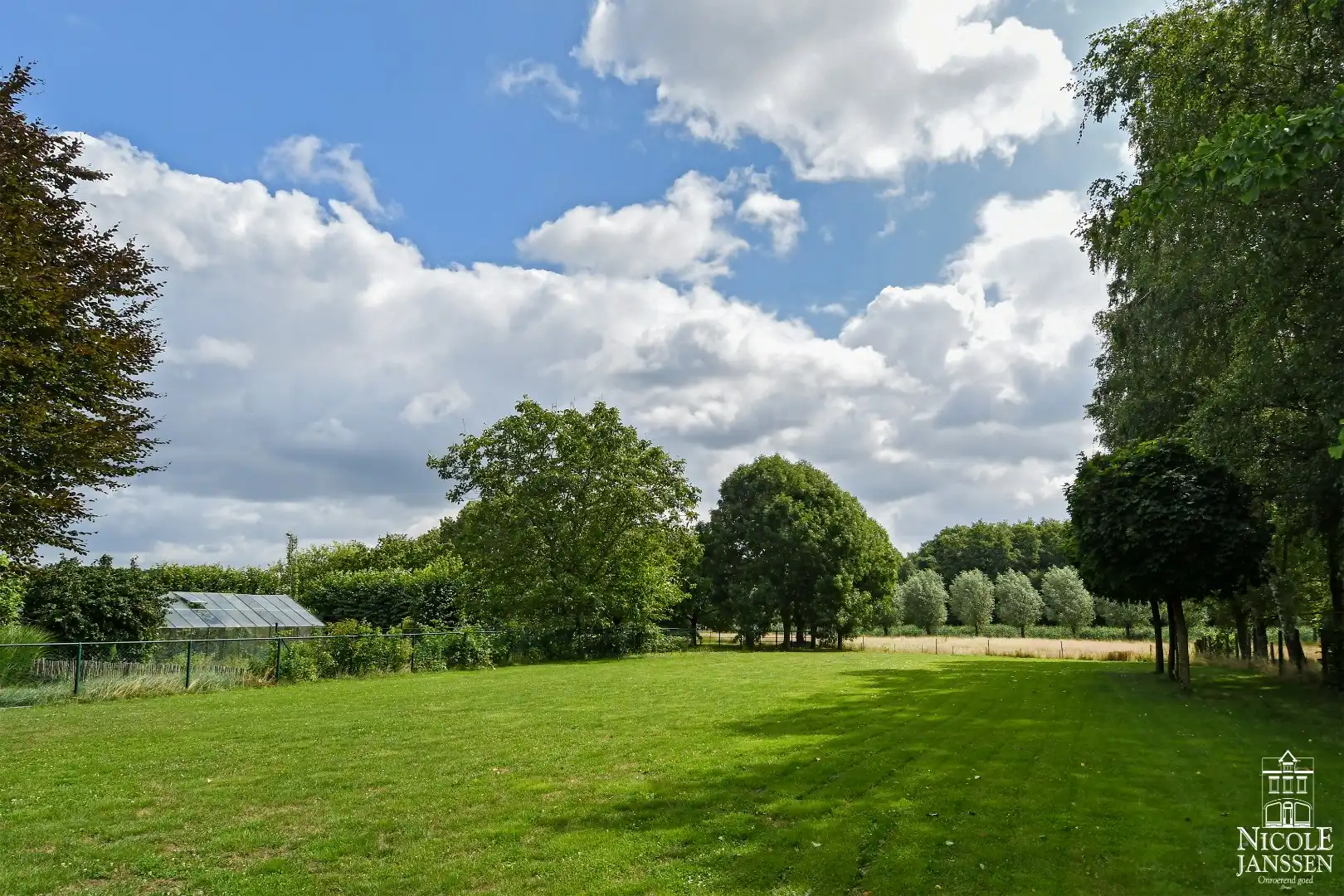 Instapklare gezinswoning met vier slaapkamers en zwembad foto 37